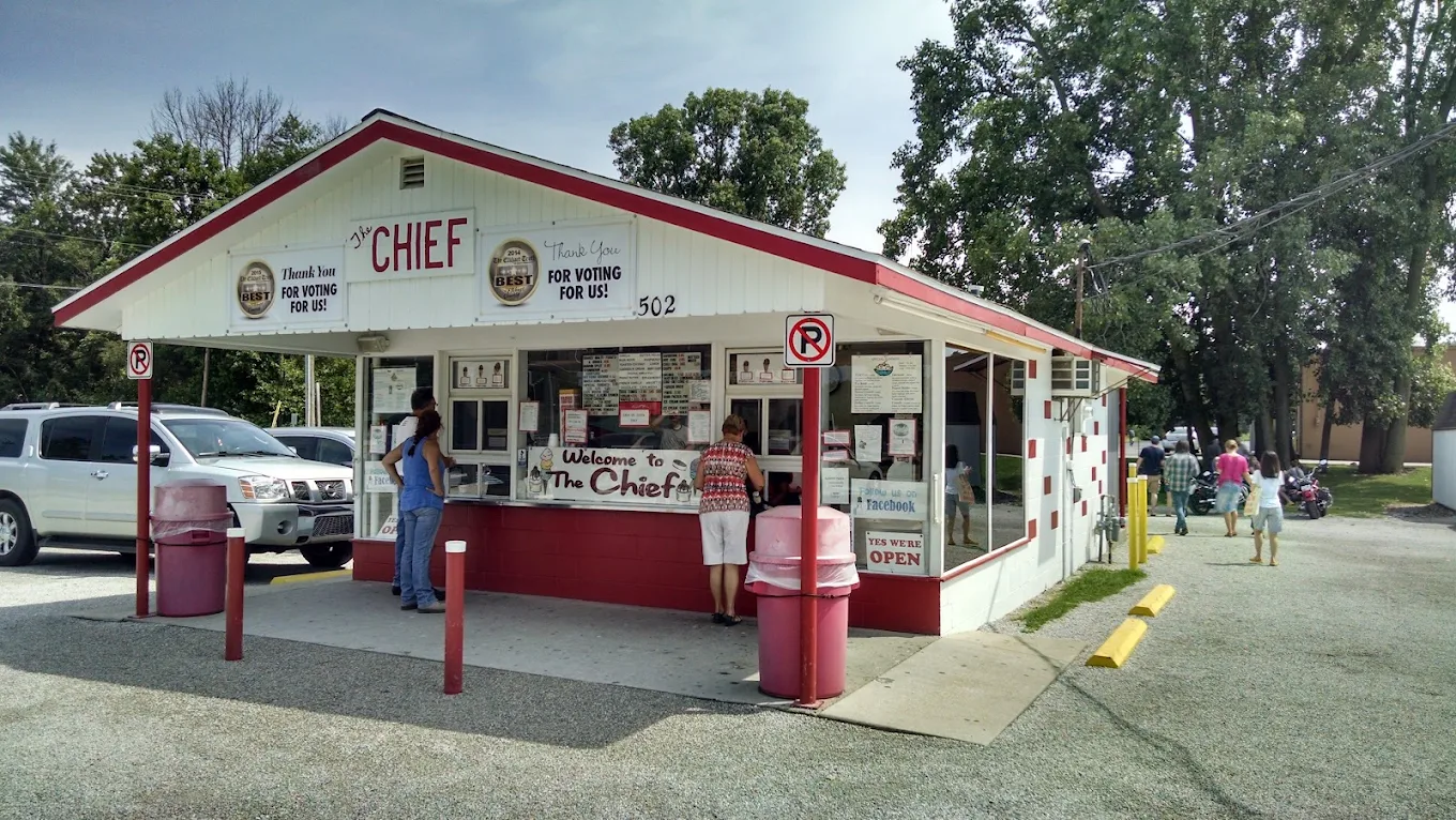 You’ll Feel Like You’re In A Hallmark Movie At This Lakeside Ice Cream Shop